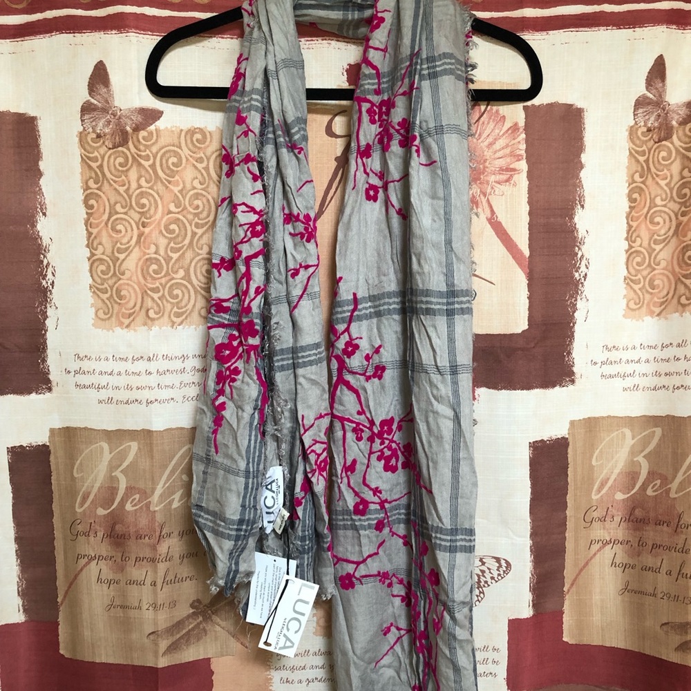 leigh and luca scarf NEW